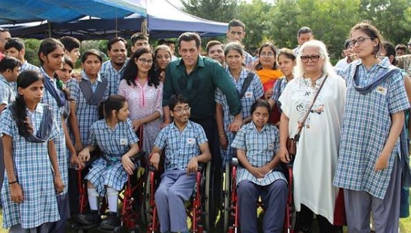 Salman, Sonakshi spend time with kids on 'Dabangg 3' set; See pics