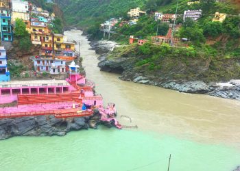 The confluence of the Alakananda (green) and the Bhagirathi (grey) at Devprayag