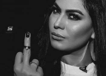 Netizens slammed Veena Malik for showing middle finger to Indian Army