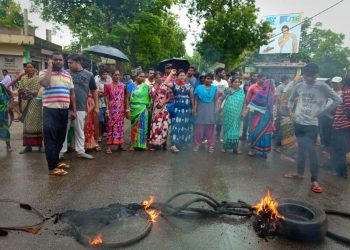 Locals block road demanding relief