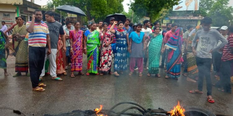 Locals block road demanding relief