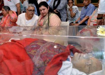 BJP workers and mourners queued up in large numbers outside the party headquarters since morning to pay their last respects to the leader.