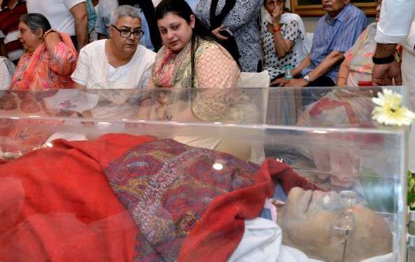 BJP workers and mourners queued up in large numbers outside the party headquarters since morning to pay their last respects to the leader.