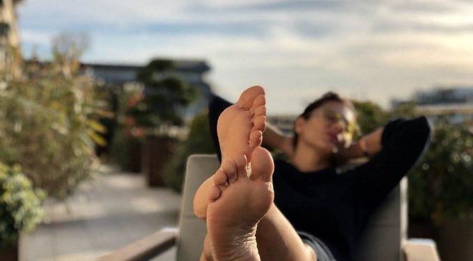 The ‘De De Pyaar De’ actor shared a very beautiful photo of Kajol taking a nap against the backdrop of breathtaking scenery.