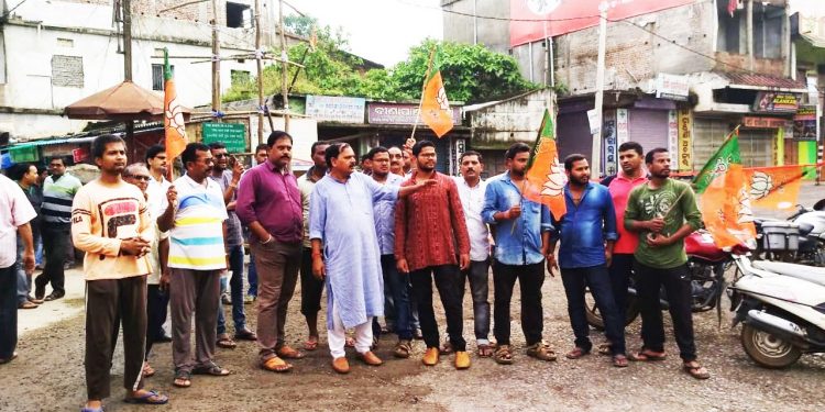 NH-49 blocked for 12 hour by BJP in Deogarh
