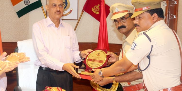 Odisha DGP RP Sharma handing over the memento and citation to officials of the Tarabha Police Station