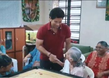 In a 45-second video shared on Twitter, Tendulkar can be seen playing carrom and interacting and sharing jokes with the women inmates.