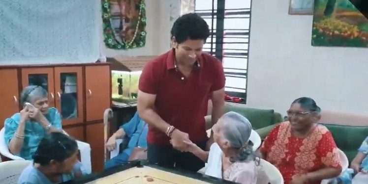 In a 45-second video shared on Twitter, Tendulkar can be seen playing carrom and interacting and sharing jokes with the women inmates.