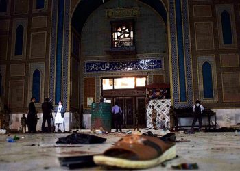 Pakistani soldiers cordon off the shrine of 13th century Muslim Sufi Saint Lal Shahbaz Qalandar, after a bomb blew up in the town of Sehwan in Sindh province, some 200 kilometres northeast of the provincial capital Karachi on February 16, 2017.


At least 70 people died on February 16 and hundreds were wounded when a bomb ripped through a crowded Sufi shrine in Pakistan, police said, the deadliest attack to hit the militancy-plagued country so far in 2017. / AFP PHOTO / YOUSUF NAGORI