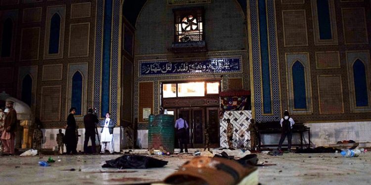 Pakistani soldiers cordon off the shrine of 13th century Muslim Sufi Saint Lal Shahbaz Qalandar, after a bomb blew up in the town of Sehwan in Sindh province, some 200 kilometres northeast of the provincial capital Karachi on February 16, 2017.


At least 70 people died on February 16 and hundreds were wounded when a bomb ripped through a crowded Sufi shrine in Pakistan, police said, the deadliest attack to hit the militancy-plagued country so far in 2017. / AFP PHOTO / YOUSUF NAGORI