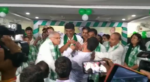   Berhampur BJD MP slaps young Congress leader