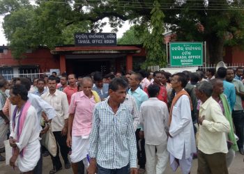 Farmers picket Boudh Collectorate, demand dues