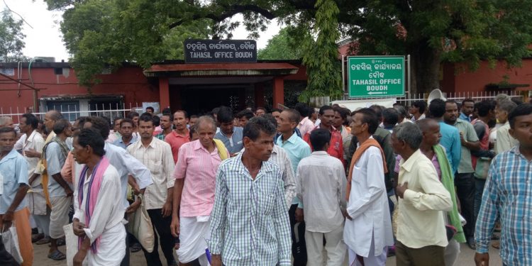 Farmers picket Boudh Collectorate, demand dues