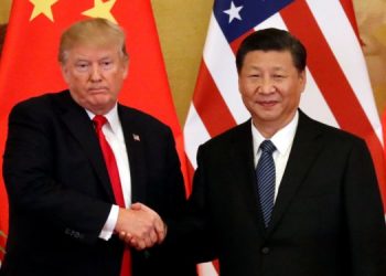 Donald Trump (L) and Xi Jinping