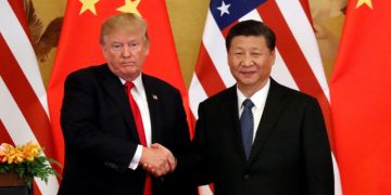 Donald Trump (L) and Xi Jinping