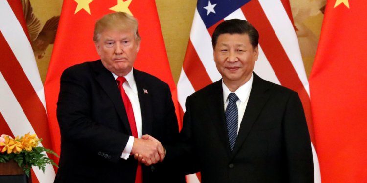 Donald Trump (L) and Xi Jinping