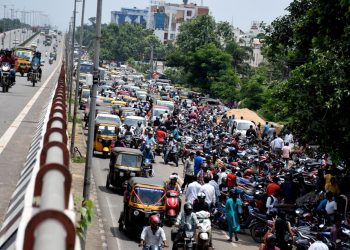 Mad rush near Acharya Vihar RTO office