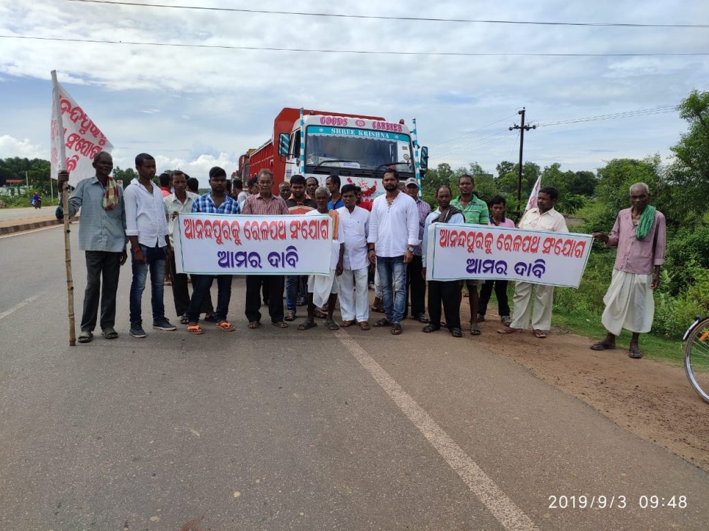 Trucks blocked on NH-20 over rail project