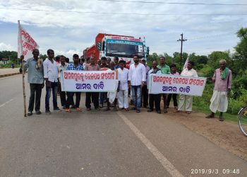 Trucks blocked on NH-20 over rail project