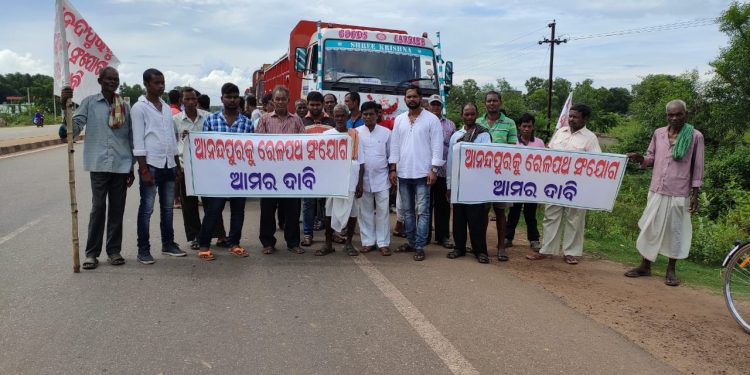 Trucks blocked on NH-20 over rail project