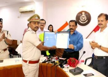 Odisha Police Wednesday felicitated special public prosecutor of Jagatsinghpur, Siba Prasad Majhi and Inspector- in-charge (IIC) of Erasama police station, Bichitrananda Sethi.
