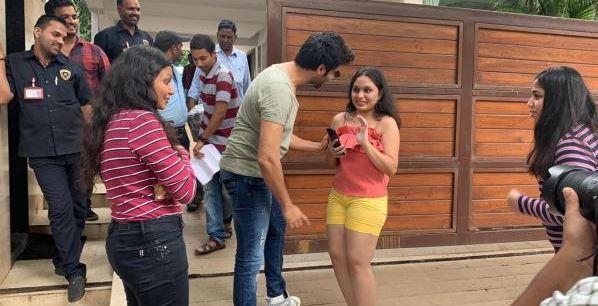 Sweet gesture! Kartik Aaryan meets his die hard fans who were waiting for him for 15 days