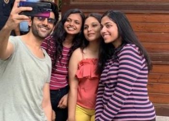 Sweet gesture! Kartik Aaryan meets his die hard fans who were waiting for him for 15 days