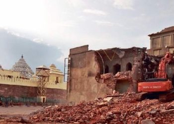 The Puri district administration is carrying out an eviction drive in the area close to the Jagannath temple in which some mutts have been demolished.