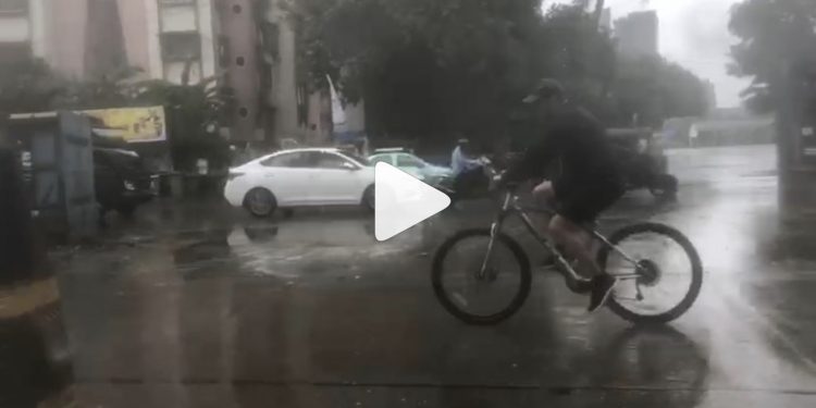 Salman rides bicycle to 'Dabangg 3' set in Mumbai rains