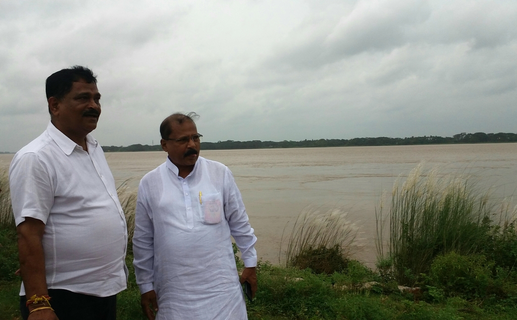 Water Resources Minister takes stock of river embankment - OrissaPOST