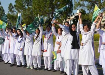 Imran leads 'human chain' event on Kashmir Day