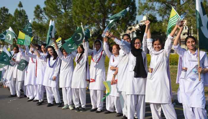 Imran leads 'human chain' event on Kashmir Day