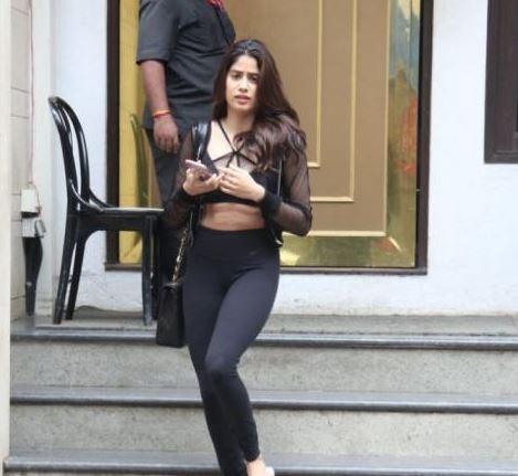 Janhvi Kapoor flaunts her toned midriff in athleisure; See pics