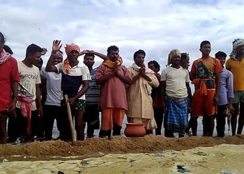 Villagers dredge river mouth by themselves