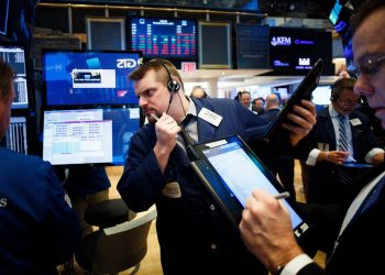 US stocks slightly amid mixed earnings, downbeat data