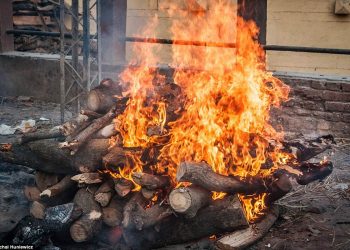 Woman lights husband’s funeral pyre