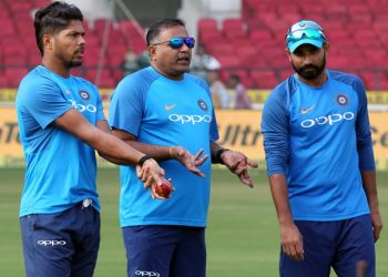 Bharat Arun (C) with Umesh Yadav (L) and Mohammed Shami