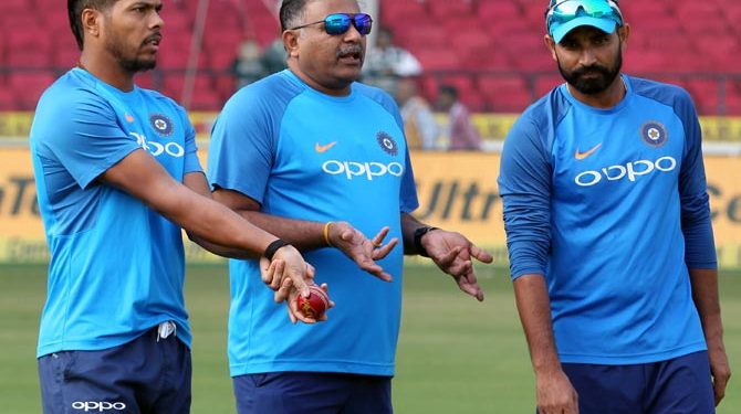 Bharat Arun (C) with Umesh Yadav (L) and Mohammed Shami