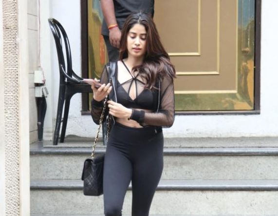 Janhvi Kapoor flaunts her toned midriff in athleisure; See pics