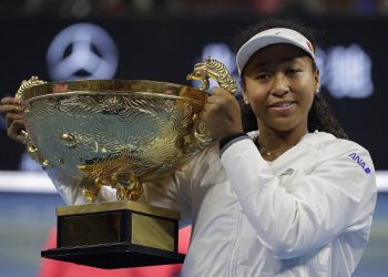 Naomi Osaka with the trophy