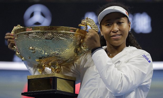 Naomi Osaka with the trophy