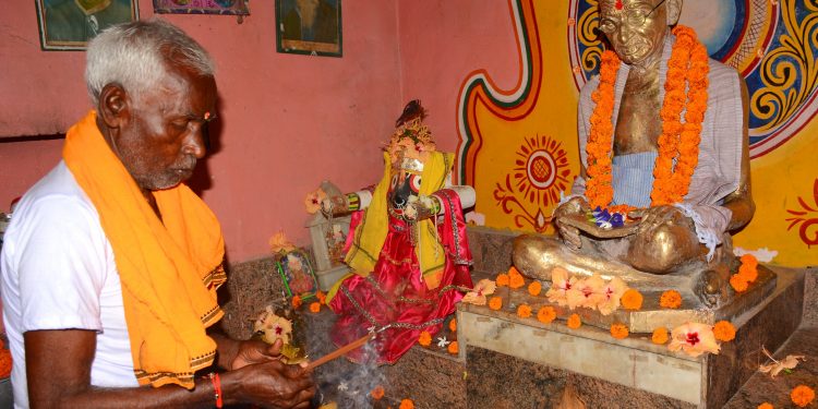 Temple dedicated to Mahatma Gandhi pull crowds at Sambalpur