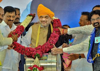 BJP president being welcomed by party workers at an election rally in Maharashtra, Thursday