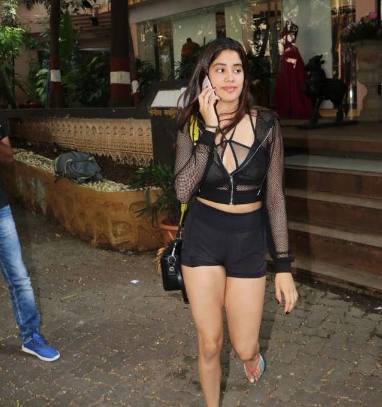 Janhvi Kapoor rocks the gym look in black shorts; see pics - OrissaPOST