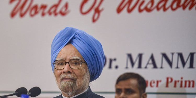 Mumbai: Congress senior leader and former Prime Minister Manmohan Singh addresses a press conference, in Mumbai, Thursday