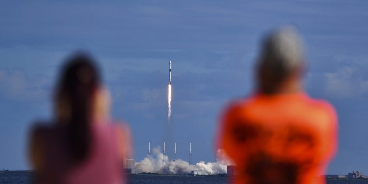 SpaceX launches 60 mini satellites for cheaper global Internet