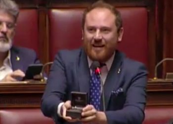 MP proposes girlfriend inside parliament during debate
