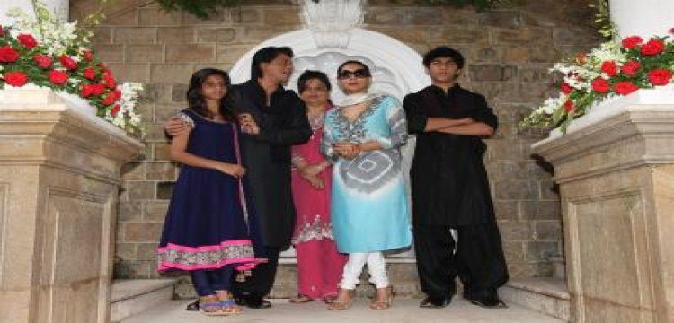 SRK's family photo goes viral