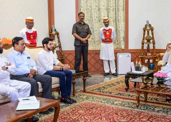 Shiv Sena leaders including Aditya Thackeray (3rd left) during the meeting with Maharashtra Governor Bhagat Singh Koshyari during the meeting Monday