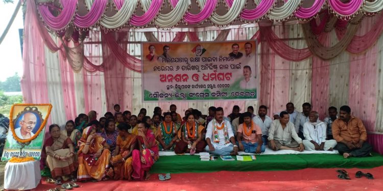 Congress protests poor condition of NH-49 in Deogarh